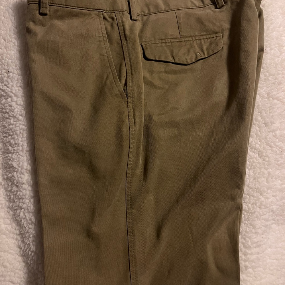 Men's khaki dockers .38x29. Missing a button